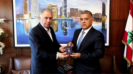 نيابة عن الرئيس محمود عباس: دبور يسلم اللواء ابراهيم "وثيقة مواطنة الشرف الفلسطينية"