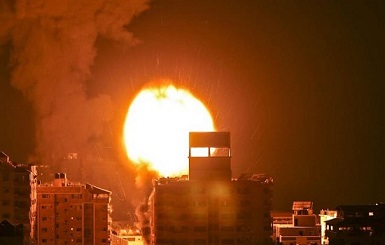 طائرات الاحتلال تقصف موقعاً جنوب غرب مدينة غزة