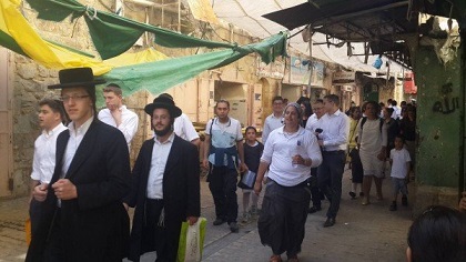 الخليل: اصابة مواطنة إثر اعتداء مستوطنين عليها واعتقال نجلها