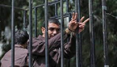 الأسرى يجبرون إدارة سجن "عوفر" على إعادة 120 أسيرا إلى غرفهم