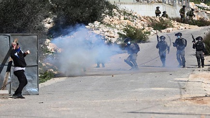 الاحتلال يصيب شابا ويعتقل آخر في مخيم الفارعة جنوب طوباس