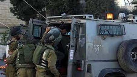 قوات الاحتلال تعتقل شابا وتستولي على مركبة في بيت لحم