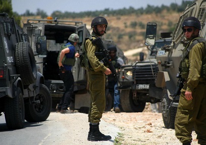 الاحتلال يعتقل مواطنين ويستدعي آخرين ويفتش منازل في الخليل