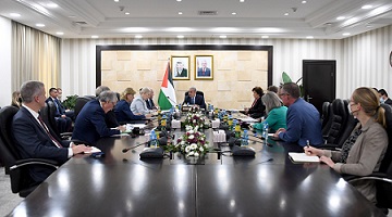 اشتية خلال استقباله أعضاء في الكونغرس: إسرائيل تجر المنطقة لوضع خطير بانتهاكاتها لحقوق الإنسان