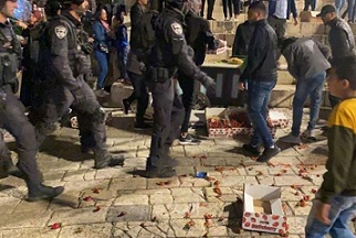 الاحتلال يعتدي على مواطنات في القدس ويستولي على "بسطاتهن"