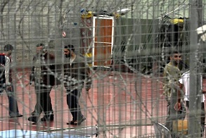 الأسرى يرجعون وجبات الطعام ويغلقون الأقسام حدادا على الشهيد العمور