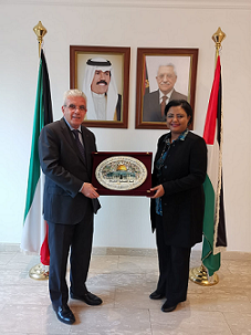 باسم الرئيس: السفير طهبوب يكرم الدكتورة المكيمي الفائزة بجائزة "الرئيس محمود عباس للدبلوماسية الأكاد