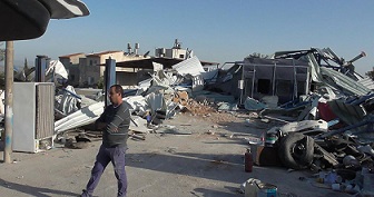 الاحتلال يهدم 10 منشآت تجارية في حزما شمال شرق القدس