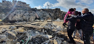 الاحتلال يهدم طابقا من منزل في بيت حنينا