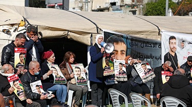 في وقفة اسناد للأسير أبو حميد: مطالبة بأوسع مشاركة في المسيرات الإسنادية للأسرى