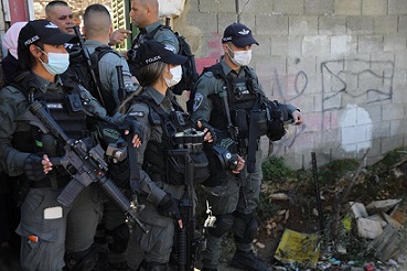 الاحتلال يقتحم عددا من منازل المواطنين في الشيخ جراح والمستوطنون يواصلون استفزازاتهم