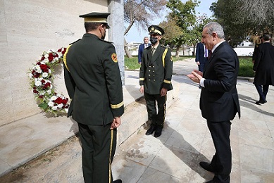 اشتية يضع إكليلا من الزهور على النصب التذكاري لشهداء معركة الهاني في طرابلس