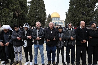 30ألفا يؤدون صلاة الجمعة في المسجد الأقصى رغم إجراءات الاحتلال