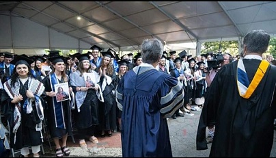 جورج تاون: خريجون يرفعون اعلام فلسطين وصور الشهيدة أبو عاقلة امام وزير الخارجية الأمريكي