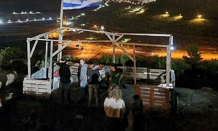 مستوطنون يعيدون بناء بؤرة استيطانية على أراضي اللبن الشرقية