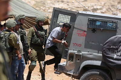 الاحتلال يعتقل 21 مواطنا من الضفة