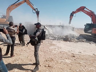 الاحتلال يهدم منزلين ويخطر ثالثا في بادية يطا جنوب الخليل