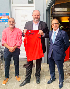 جاليتنا في بلجيكا تكرم دبلوماسي أوروبي تقديراً لجهوده بدعم فلسطين