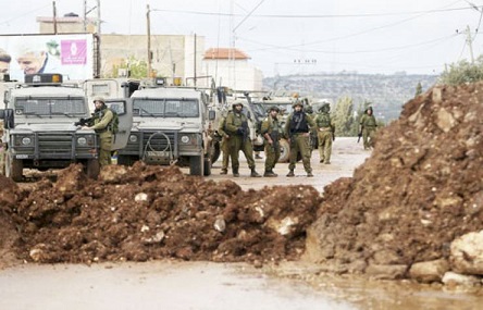 الاحتلال يغلق طرقا فرعية داخل حوارة جنوب نابلس