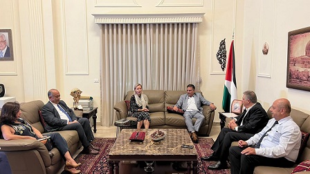 السفير دبور يلتقي وفداً من رئاسة وكالة الاونروا