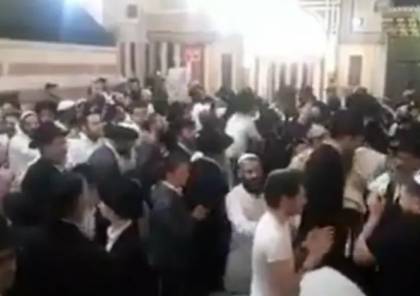 للمرة الثانية خلال أقل من شهر: مستوطنون يدنسون الحرم الإبراهيمي ويقيمون حفلا غنائيا داخله