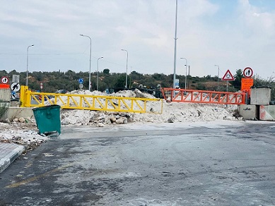 الاحتلال يغلق المدخل الرئيسي لبلدة عزون بالسواتر الترابية