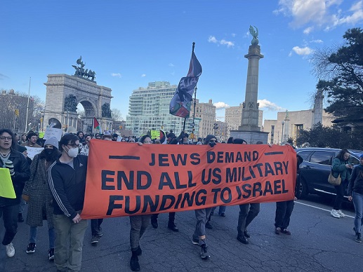 "يهود نيويورك" يتظاهرون أمام منزل تشاك شومر للمطالبة بإنهاء التمويل العسكري لإسرائيل