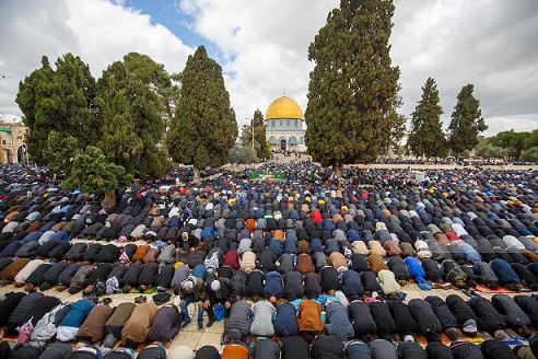 250 ألفا يؤدون صلاة الجمعة الثانية من شهر رمضان في المسجد الأقصى