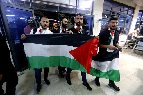 وصول 51 مواطنا عبر "معبر الكرامة" بعد إجلائهم من السودان