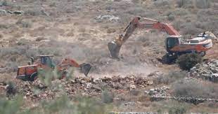 الاحتلال يواصل تجريف أراضٍ في قرية سنيريا جنوب قلقيلية