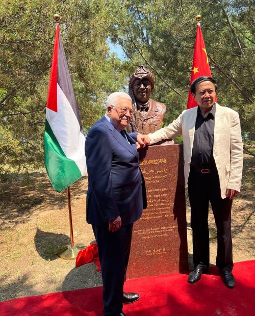 الرئيس يزيح الستار عن مجسم تذكاري للرئيس ياسر عرفات في حديقة المتحف الصيني ببكين