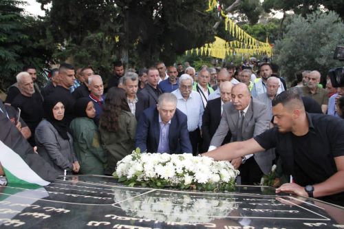 السفير دبور يضع اكليلاً من الزهور باسم السيد الرئيس على النصب التذكاري لشهداء الثورة الفلسطينية في ب