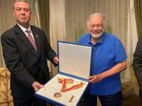 نيابة عن الرئيس: السفير اللوح يقلد الفنان المصري يحيى الفخراني وسام الثقافة والعلوم والفنون