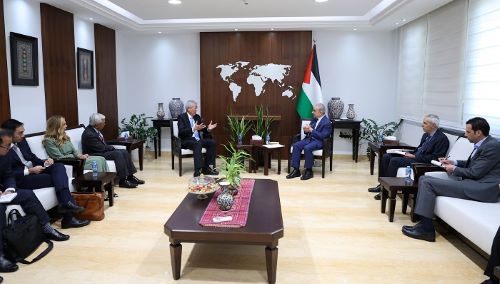 اشتية يبحث مع الوزير الأول السنغافوري التعاون المشترك