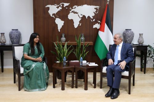 اشتية يبحث مع سفيرة الهند تعزيز التعاون وفتح آفاق جديدة وفق الأولويات الوطنية