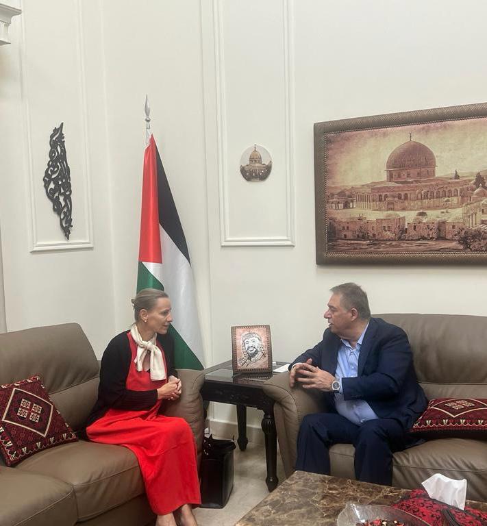 السفير دبور يلتقي مديرة شؤون الاونروا في لبنان