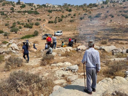 أهالي أم صفا ومتضامنون أجانب يستصلحون أراضي مهددة بالاستيطان