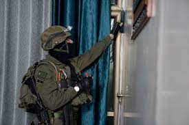 الاحتلال يأخذ قياسات منزلين تمهيدا لهدمهما ويعتقل 5 مواطنين من الخليل