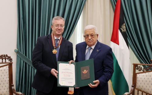 الرئيس يقلد القنصل العام اليوناني "نجمة القدس" من وسام القدس