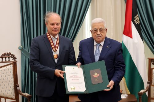 الرئيس يقلد القنصل العام الفرنسي "نجمة القدس" من وسام القدس