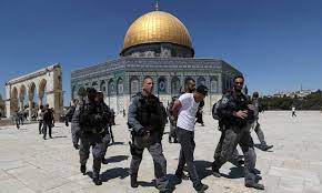 الاحتلال يعتقل مواطنين من بدو ومخيم شعفاط