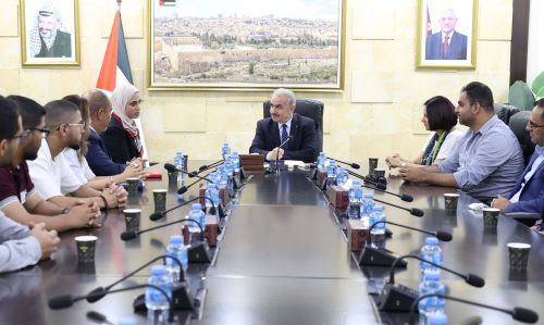 رئيس الوزراء يلتقي المشاركين ببرنامج الدبلوماسيين الشباب