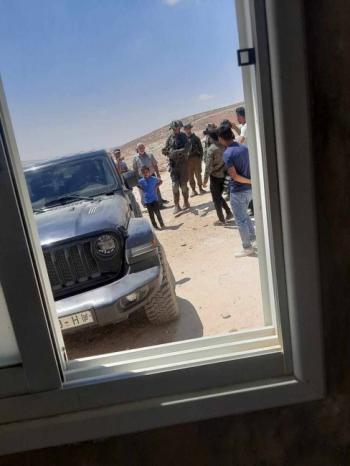 الاحتلال يحتجز فريقا للدفع الرباعي بمسافر يطا