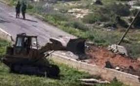 قوات الاحتلال تجرف جدرانا حجرية في الواحة غرب بيت لحم