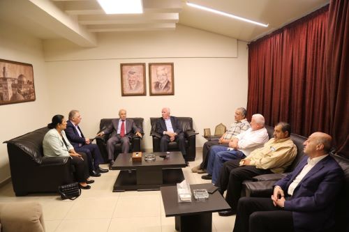 الاحمد يلتقي وفداً من الجبهة الديمقراطية لتحرير فلسطين