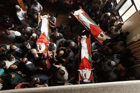 جماهير غفيرة من أبناء شعبنا تُشيع جثامين 14 شهيدا من شهداء مجزرة جنين ومخيمها