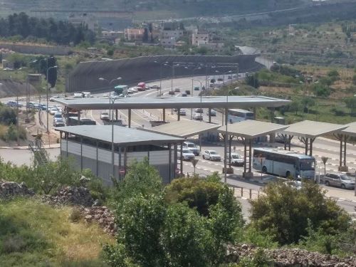 الاحتلال يطلق النار على ثلاثة شبان عند حاجز النفق غرب بيت جالا