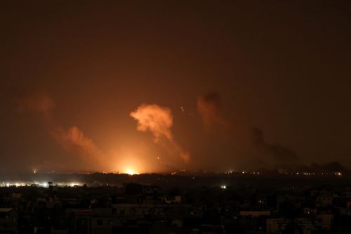 استشهاد عشرات المواطنين بينهم صحفي في قصف على النصيرات ومخيم جباليا