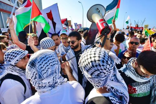 الرئيس الكوبي يقود مسيرة في العاصمة هافانا تضامناً مع الشعب الفلسطيني