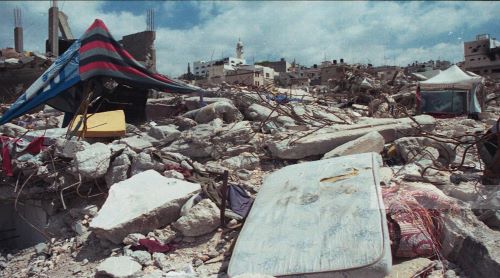 غزيون يتركون مراكز الإيواء للعيش على ركام منازلهم